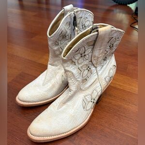 Shyanne Lily Floral Embroidered Booties 7 BSWSP22L20 GUC Worn once